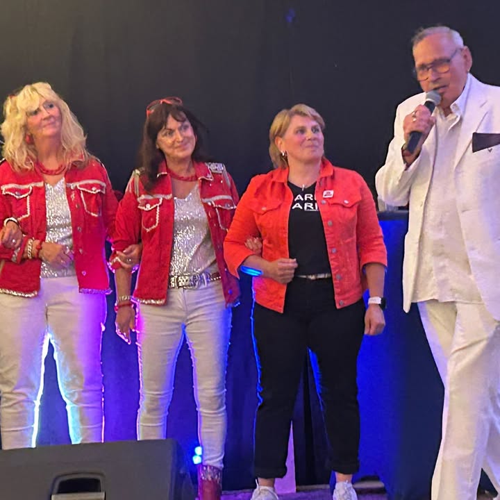 Einer, der sie alle zusammenbringt 💙 Als Initiator von „Künstler helfen Kindern“