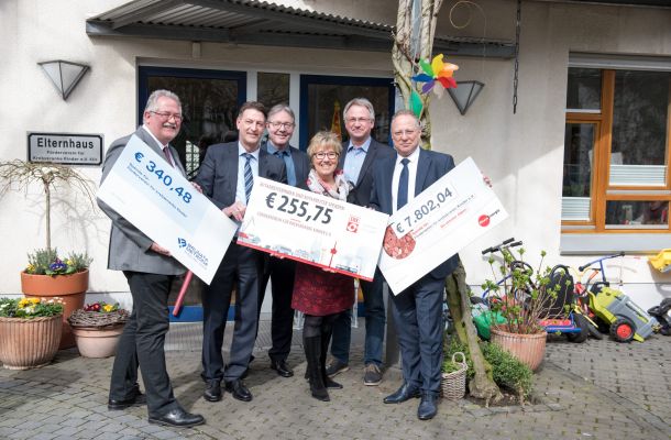 170320 Scheck KinderKrebshilfe FJR 012 scaled 91e1ae3c