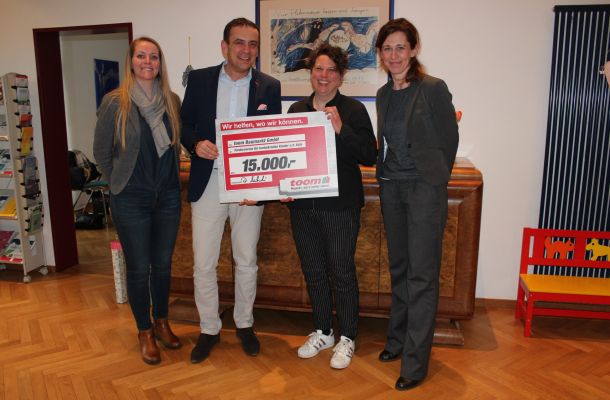 2018 toom Spendenuebergabe scaled fcf71e4f